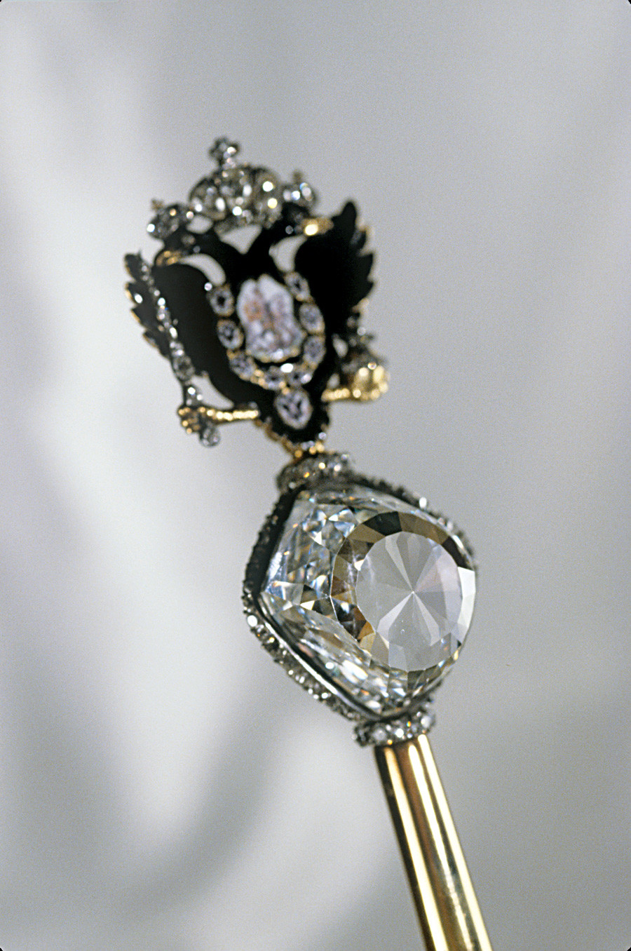 Tongkat kerajaan dibuat untuk Ekaterina yang Agung pada awal 1770-an. Ujung tongkat dihiasi berlian Orlov dan elang berkepala dua yang terbuat dari emas.