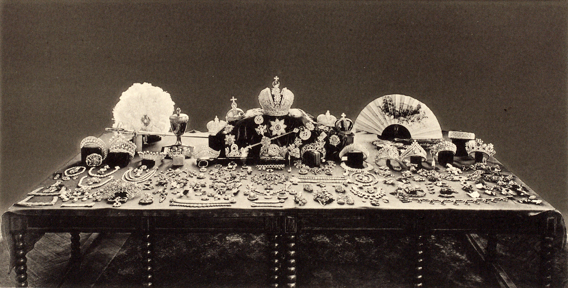 Diambil pada 1925, foto ini menunjukkan seluruh koleksi perhiasan Rusia.