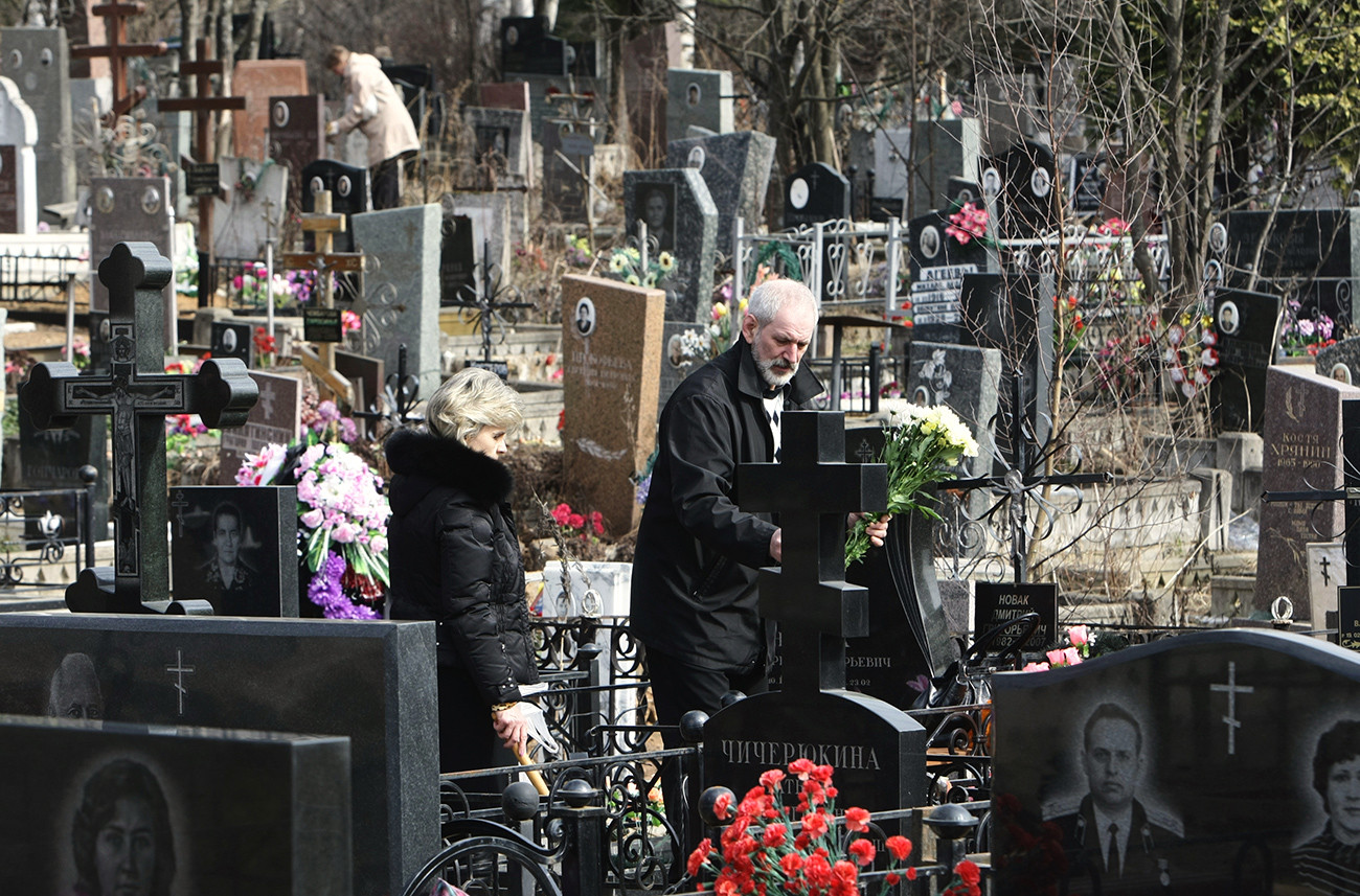 Warga Moskow di pemakaman Mitino pada hari Minggu Paskah.