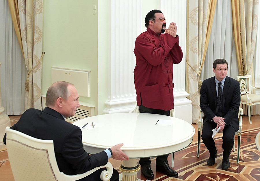 Steven Seagal (centro) y Vladímir Putin (izquierda)