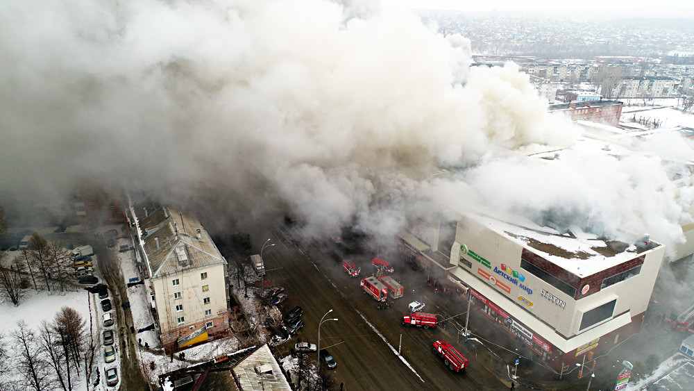 Fumaça de incêndio cobriu o céu sobre shopping center em Kemerovo