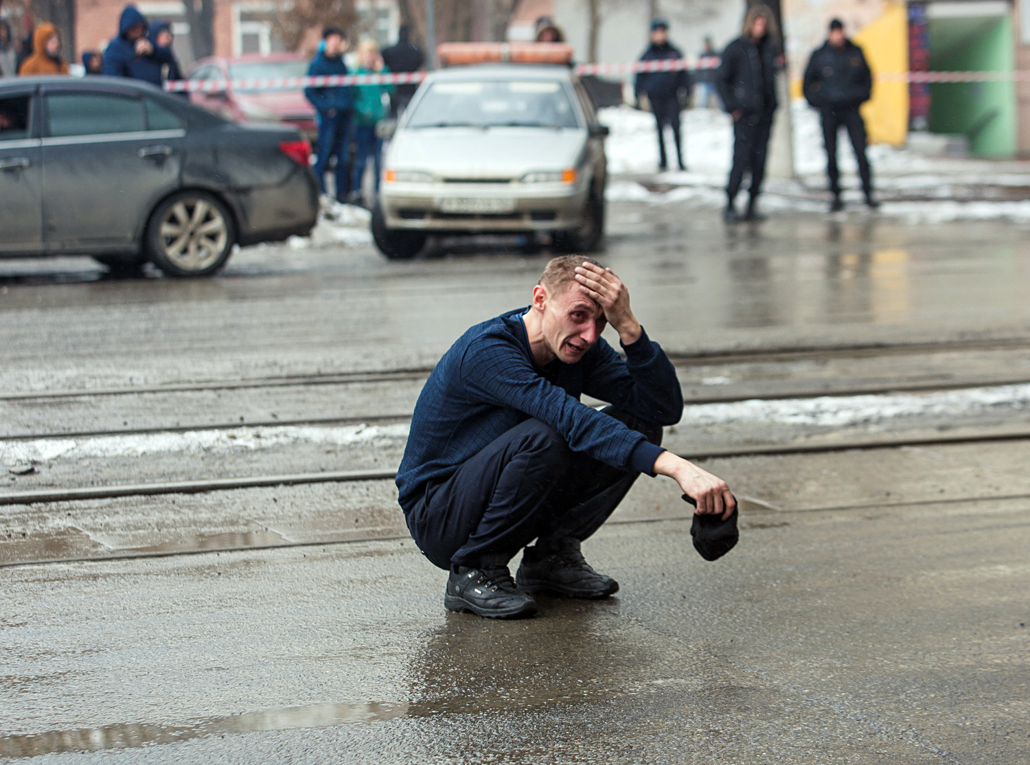 Hombre junto al centro comercial “Zímniaia Víshnia” en Kémerovo, el 25 de marzo de 2018.