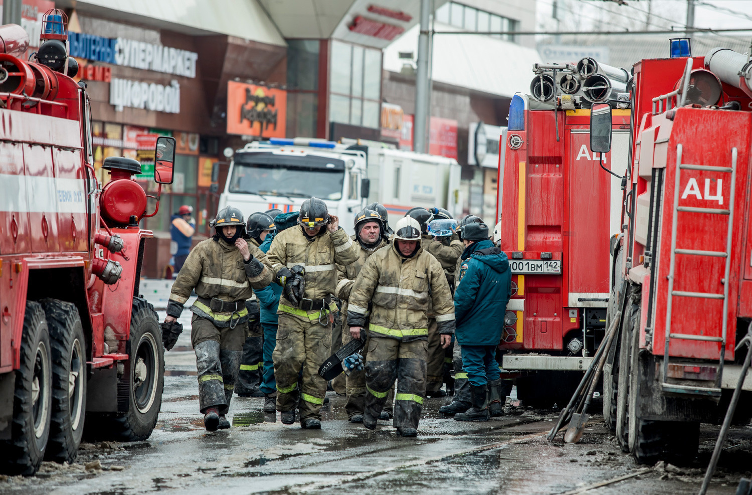 Пожарникари пред трговскиот центар по пожарот, 26 март 2018.