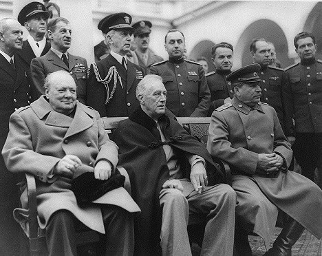 Винстон Черчил, Френклин Рузвелт и Јосиф Сталин на Кримската конференција во 1945 година. 