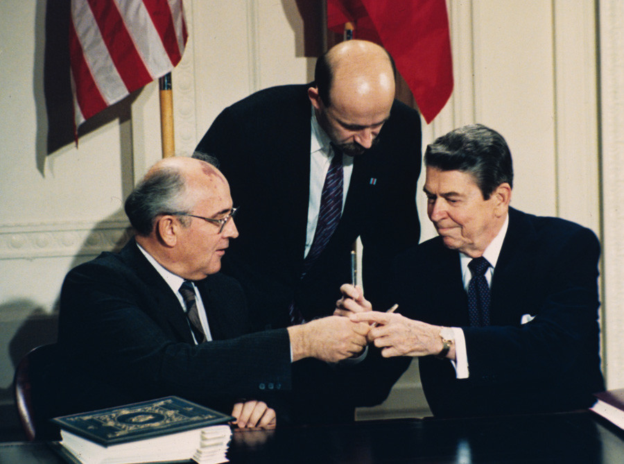 Presiden AS Ronald Reagan dan Presiden Uni Soviet Mikhail Gorbachev bertukar pena dalam penandatanganan INF di Gedung Putih, 8 Desember 1987.
