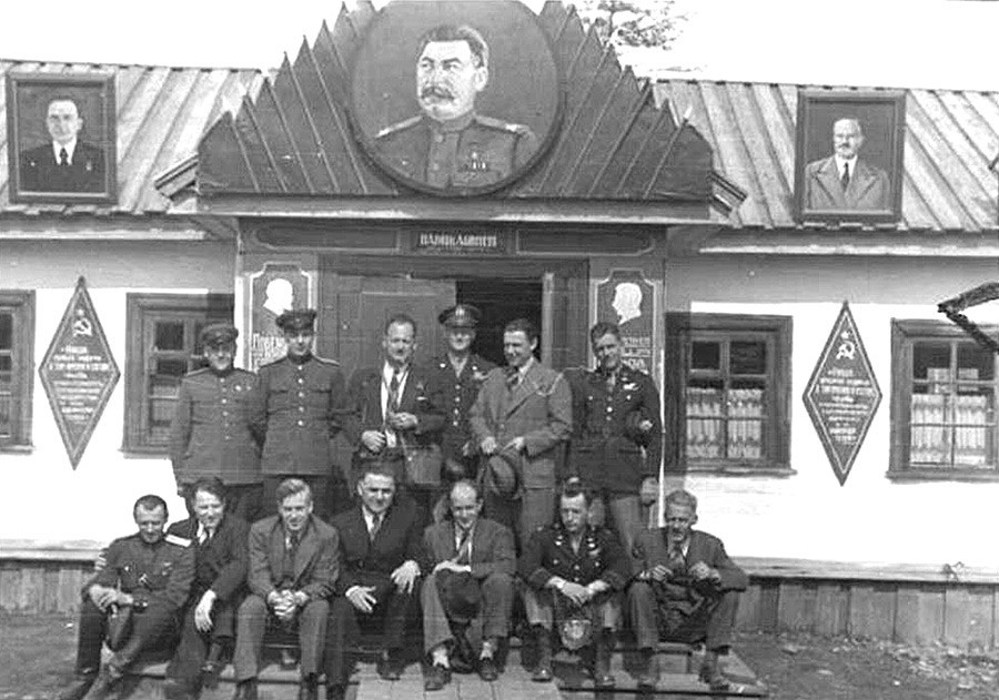 Wallace s vodičima iz Narodnog komesarijata unutrašnjih poslova, svibanj 1944.
