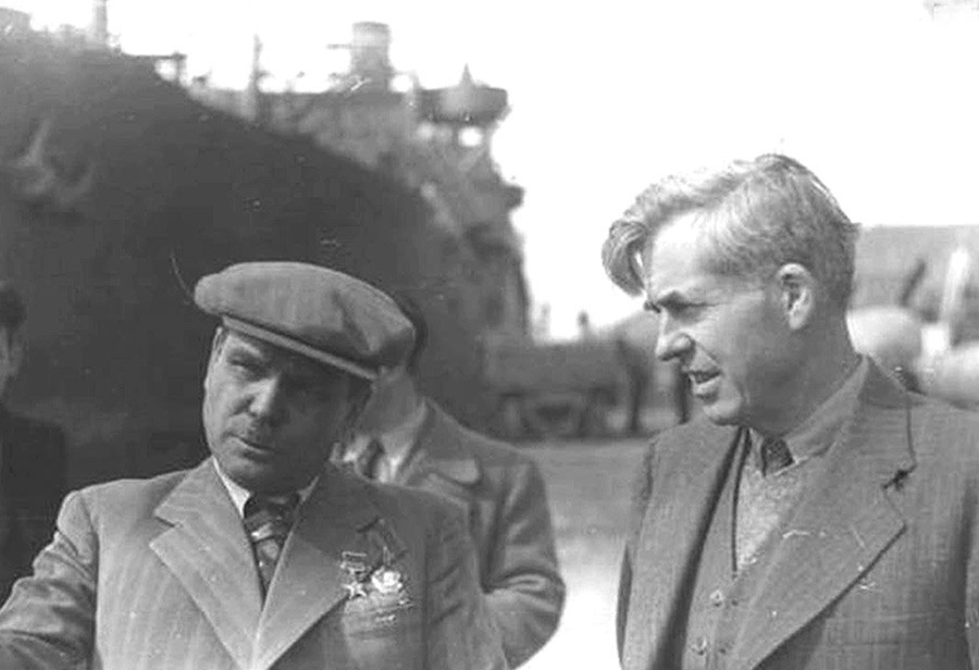 Wallace s načelnikom uprave Dalekoistočnih operacija NKVD-a Sergom Goglidzeom.
