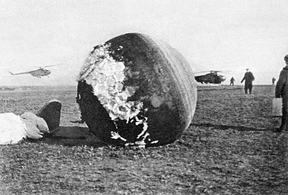 Atterrissage de la navette Vostok-1, à bord de laquelle Iouri Gagarine est entré en orbite le 12 avril 1961. Il s'était alors éjecté peu avant pour regagner la terre ferme en parachute.