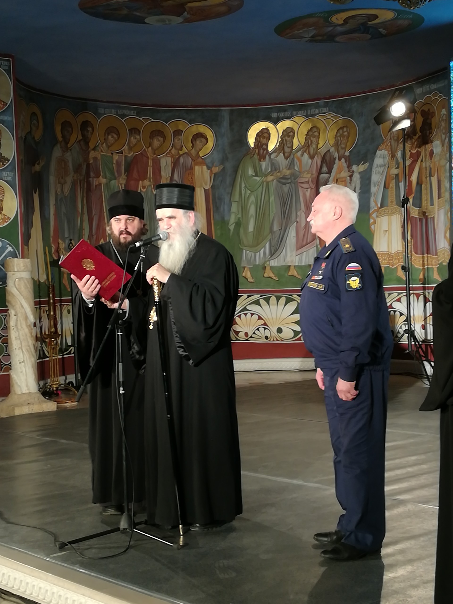 Владика Амфилофије додељује Александру Солујанову медаљу Св. Петра Ловћенског Тајновидца