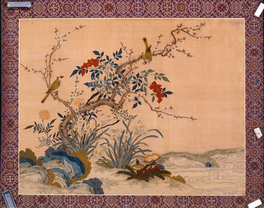 清朝（1644〜1912）、乾隆帝期（1736〜1795）。紋織絹：織り、刺繍、絵付け