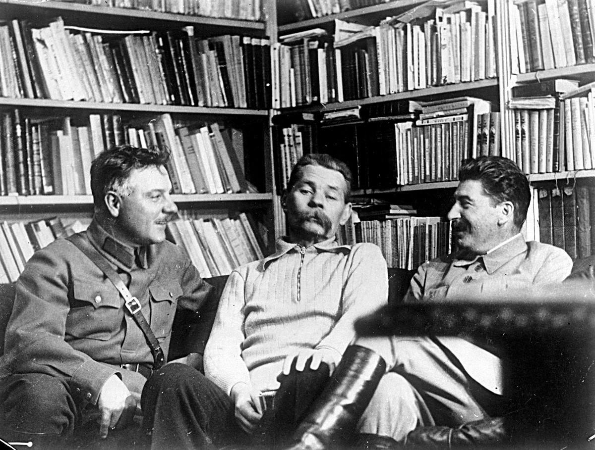 Klement Voroshílov (izquierda), Maxim Gorki (centro) y Iósif Stalin.