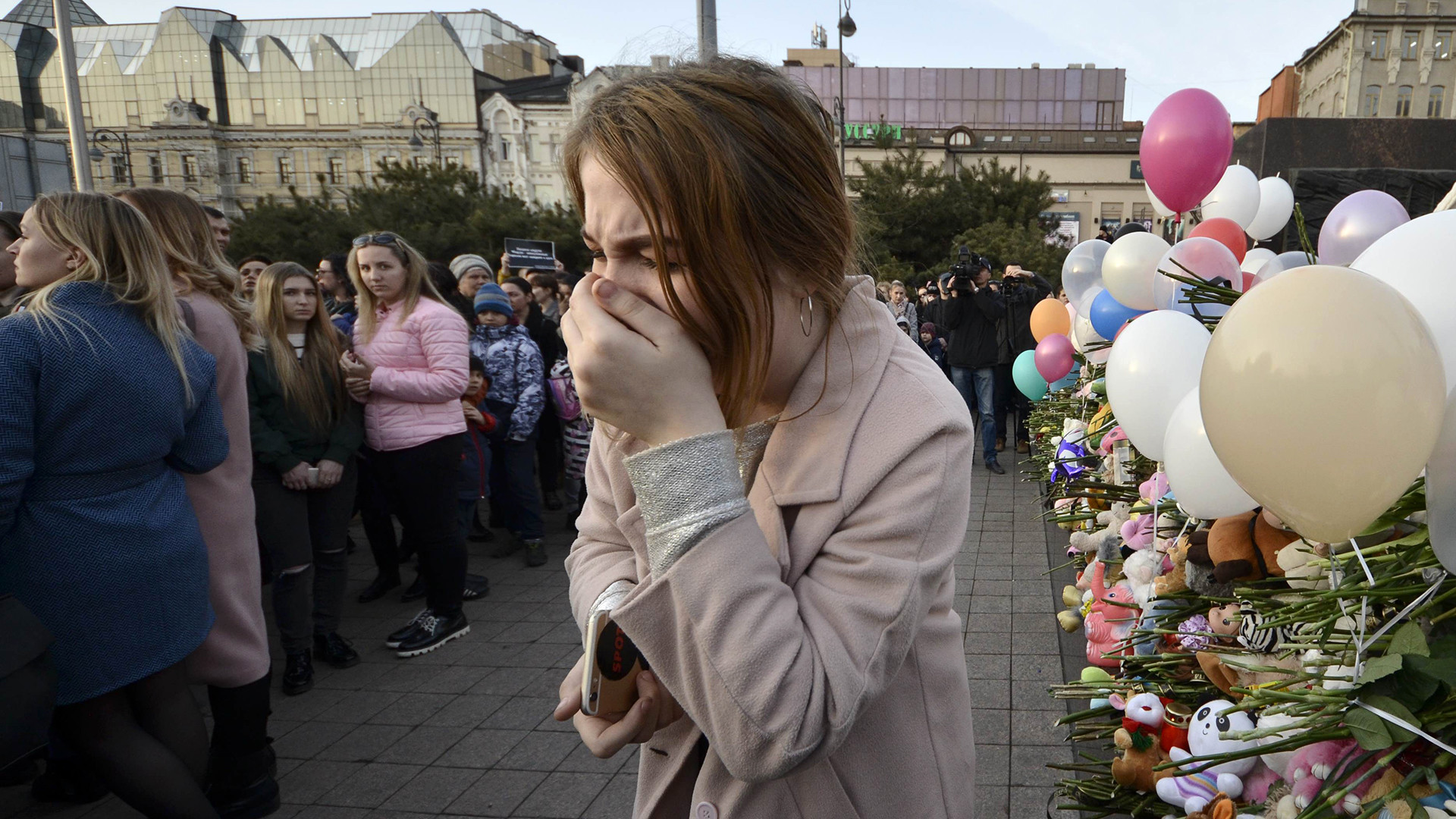 Fiori, lacrime e giocattoli per le vittime dell'incendio di Kemerovo