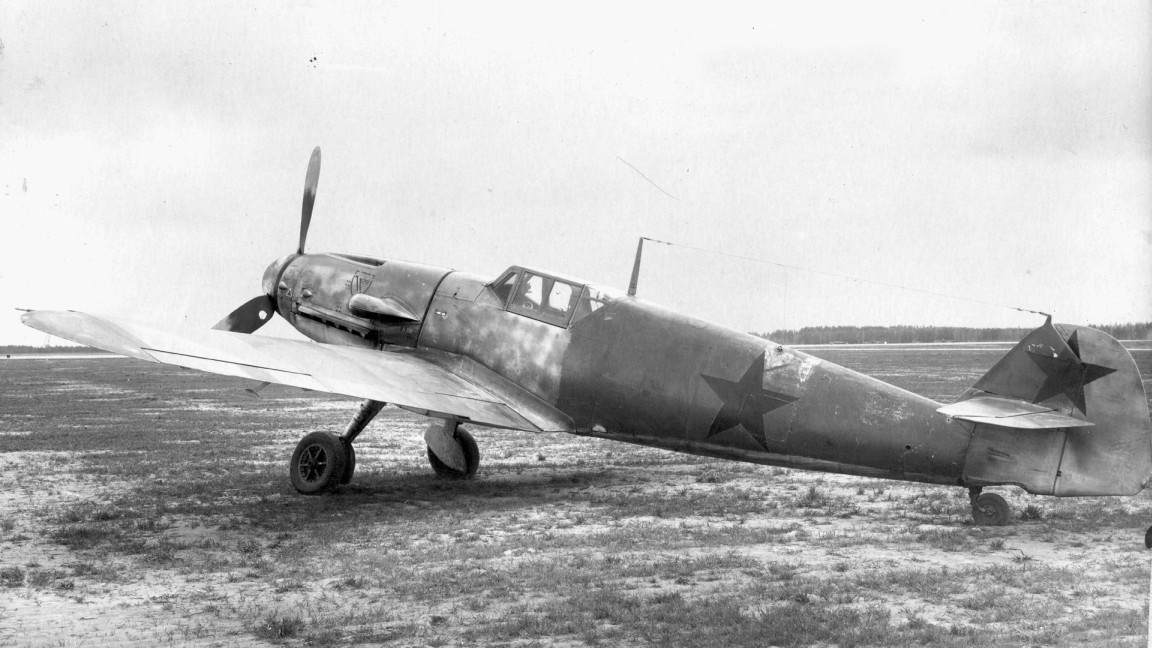 Un chasseur Messerschmitt Bf-109 allemand capturé et rentré au service de l’armée soviétique.