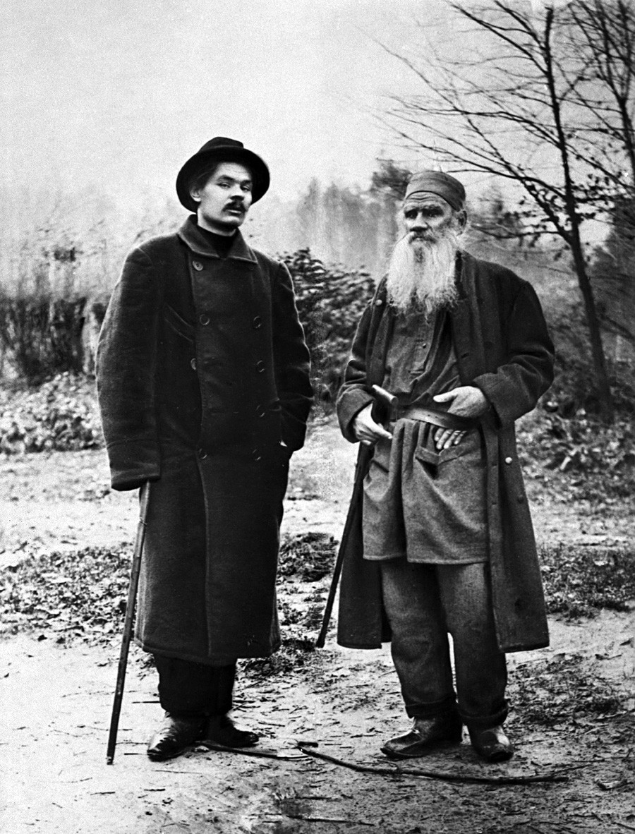 Górki (esq.) e Tolstói (dir.) na propriedade do último, Iásnaia Poliana, em 1900.