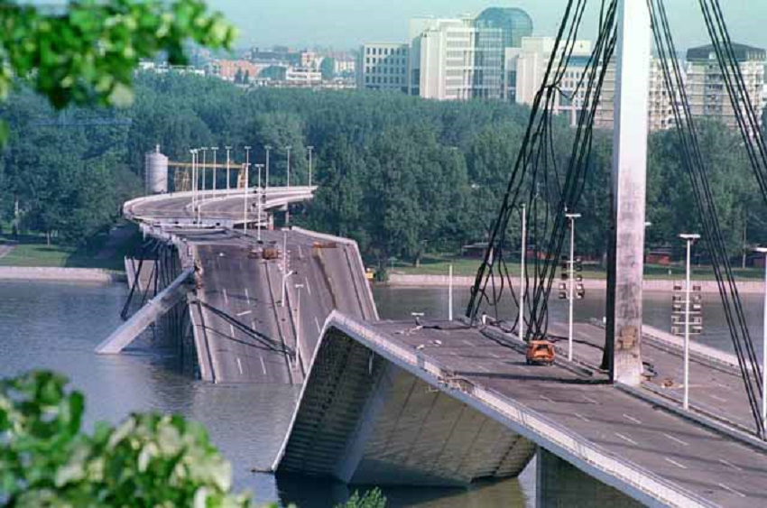 Мост Слободе у Новом Саду након бомбардовања