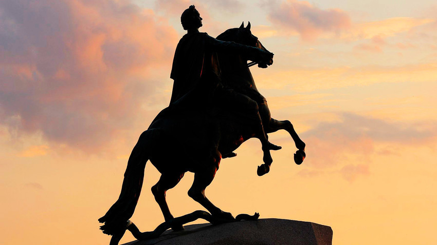 Sang Penunggang Kuda Perunggu, patung Pyotr yang Agung saat menunggang kuda karya pematung Prancis Étienne Maurice Falconet.
