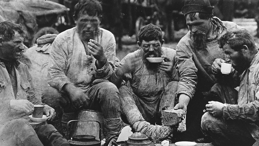There were hundreds of thousands homeless people, mainly former peasants, roaming through the Russian Empire with no money or passports, begging for food and help.
