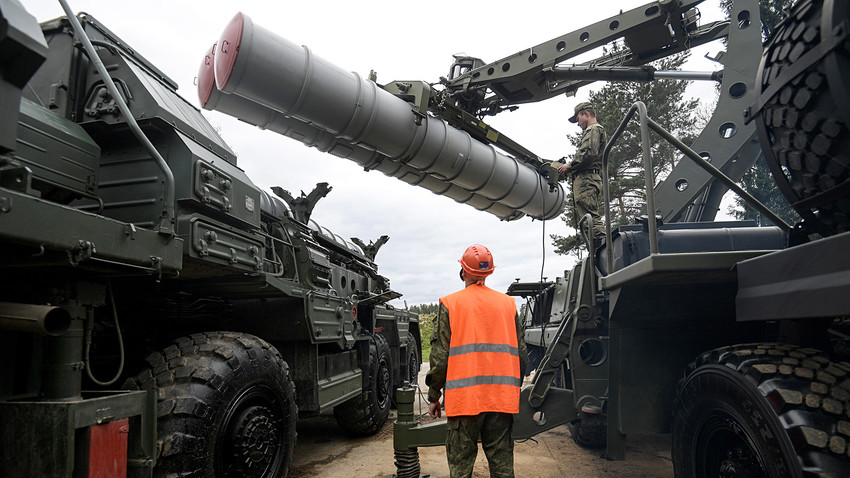 Recharging an S-400 Triumf anti-aircraft weapon system during the combat duty drills of the surface to air-missile regiment in the Moscow Region