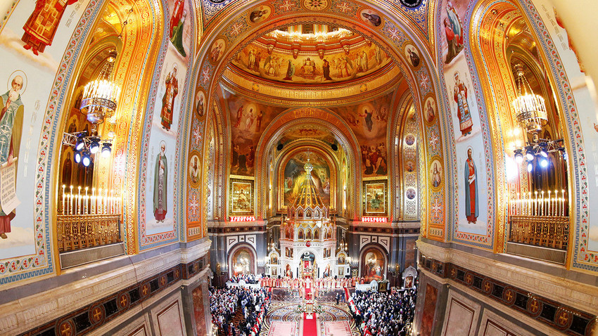 Fiéis durante missa de Páscoa na Catedral de Cristo Salvador, em Moscou