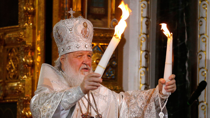 Патријархот Кирил ја држи велигденската служба во Соборниот храм „Христос Спасител“ во Москва. 