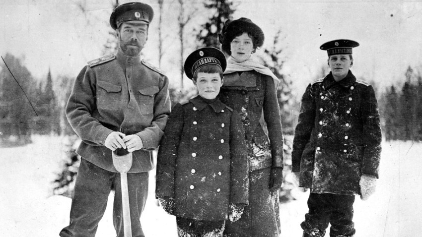 „Не секој ден принцот Алексеј можеше да се приклучи на семејните активности на отворено. На оваа фотографија од 1915 година, тој само што заздравуваше од уште еден напад на хемофилија, поради која куцаше на едната нога. #Romanovs100“