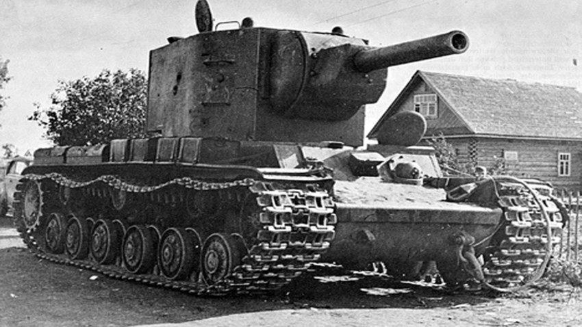 Tanque soviético KV-2 en la región de Lvov, Ucrania Occidental, 1941.
