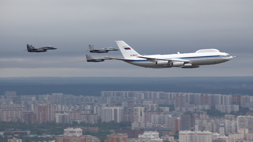 Il-80 en el cielo de Moscú.
