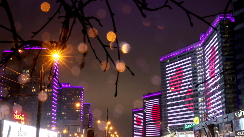 Crvena srca projicirana na pročelje zgrade u ulici Novi Arbat u Moskvi na Valentinovo.

