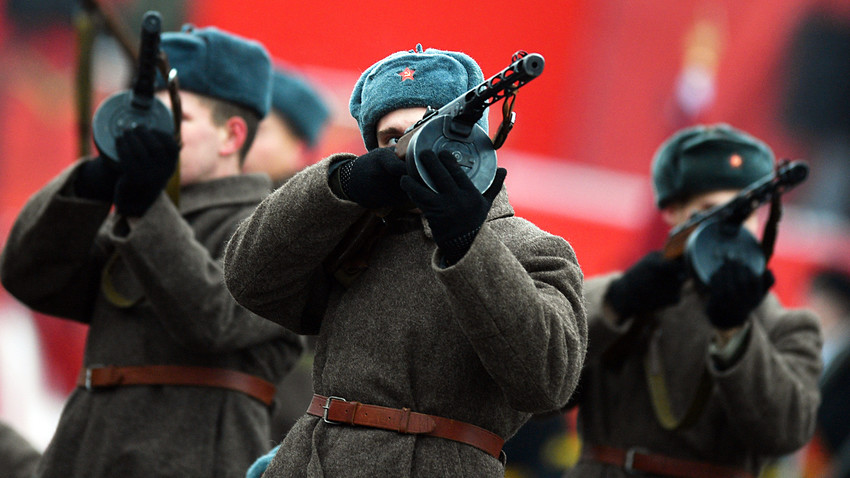 Войник в униформа на Червената армия на честването на 75-годишнината от военния парад на Червения площад, състоял се през 1941 г.