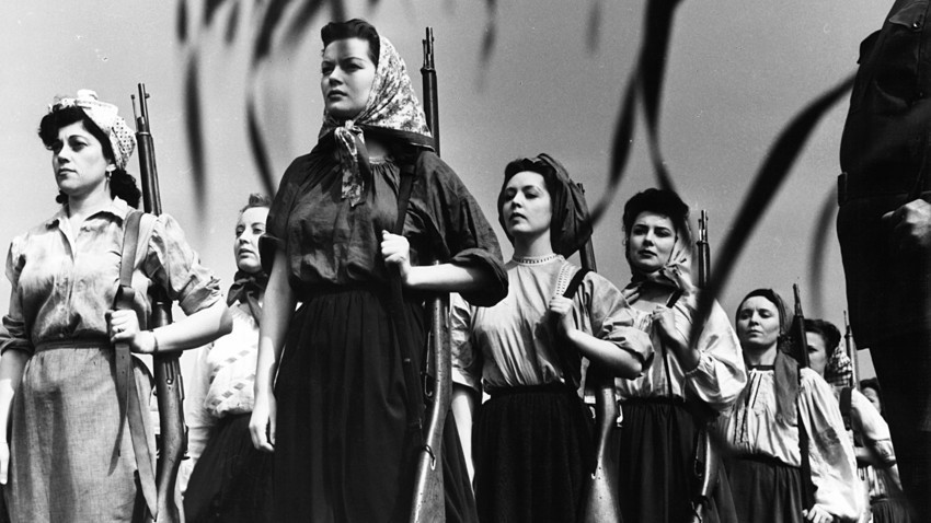 Hazel Brooks vodi ženski partizanski odred u sceni iz filma "Pjesma o Rusiji", 1944.