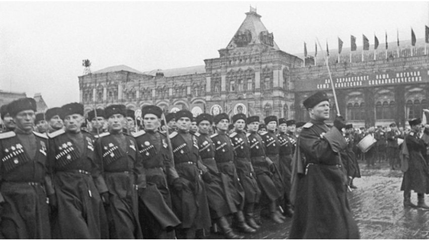 Kozaki na paradi zmage leta 1945 na Rdečem trgu v Moskvi.