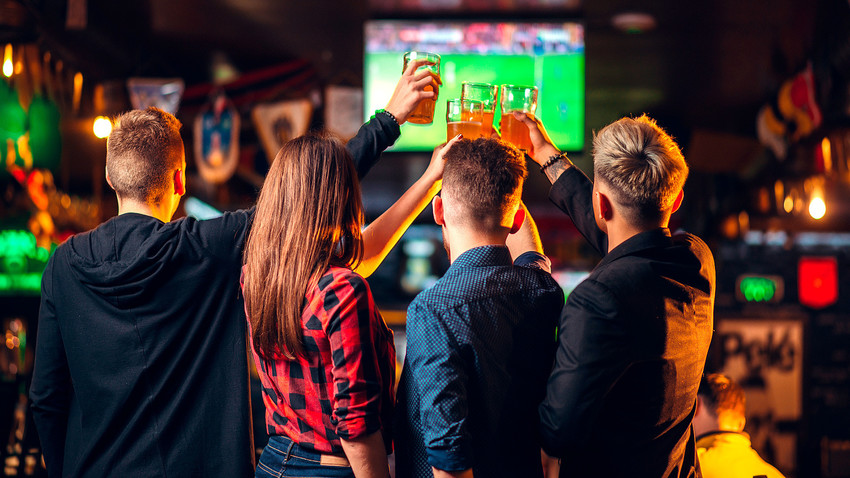 Foto de Assistindo Jogo De Futebol Na Tv No Pub Locais Comidas