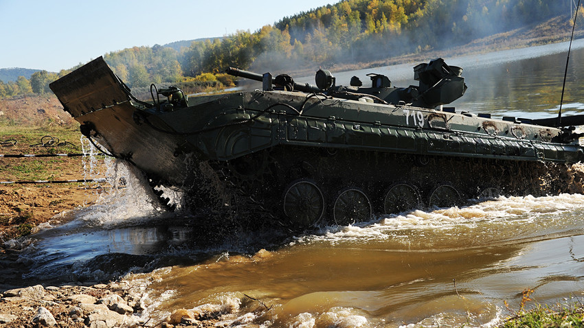 БМП пресича водно препятствие по време на обучение за студенти-пехотинци в Забайкалския край