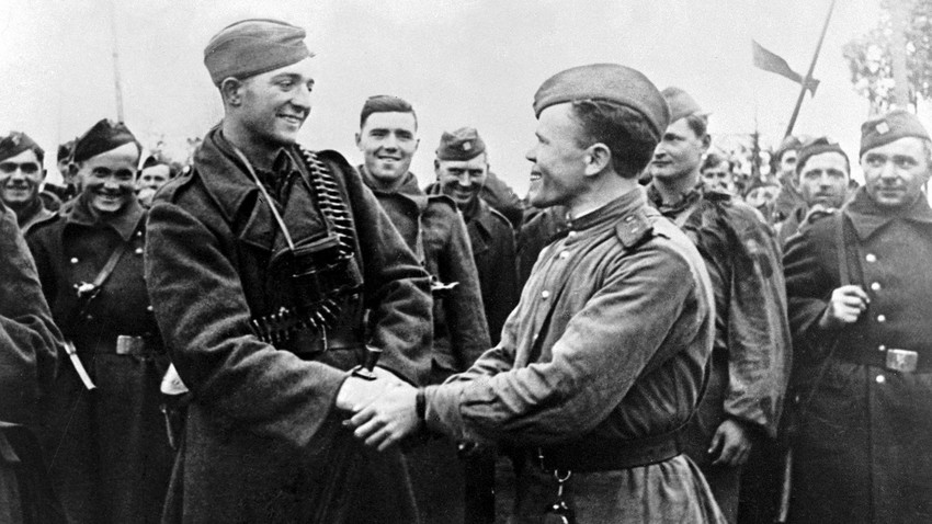 Oficir Rdeče armade čestita češkoslovaškemu vojaku ob vrnitvi v svojo domovino. 6. oktober 1944.