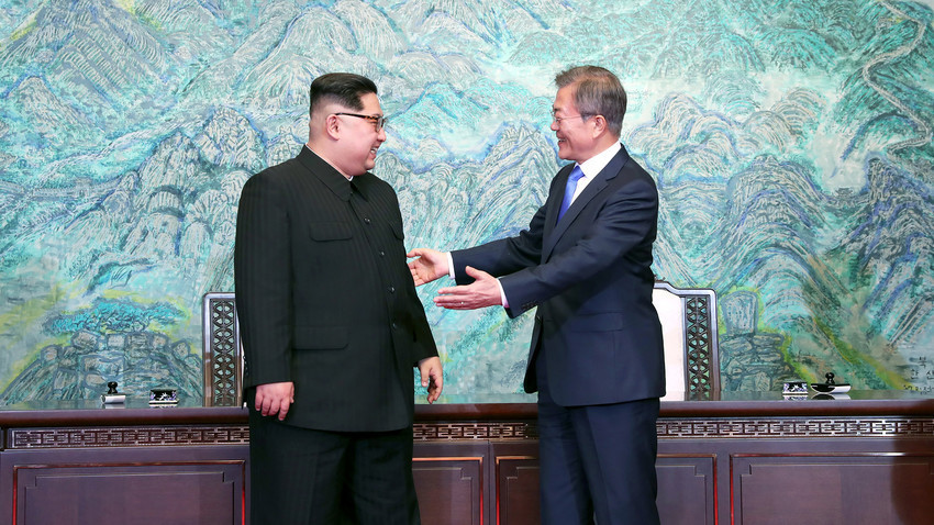 Kim Džong Un in Mun Dže In na srečanju 27. aprila 2018. 