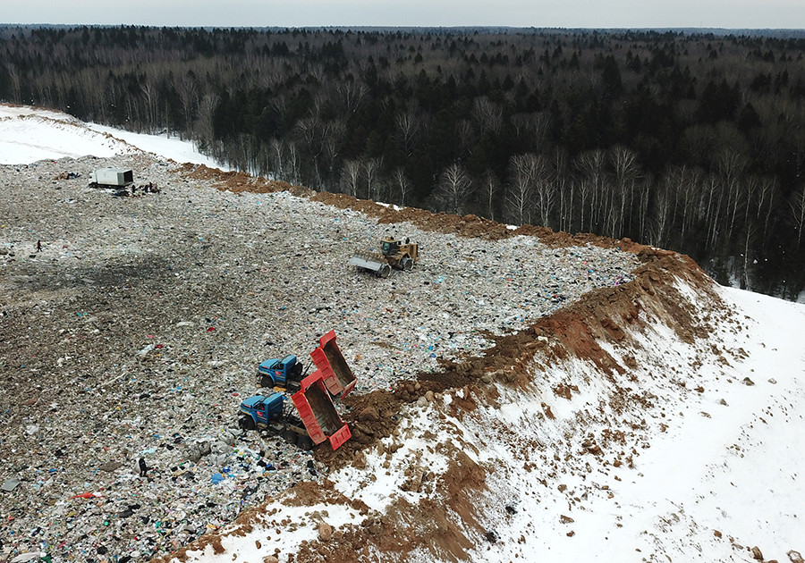 Employees of the Yadrovo solid waste dumping grounds in the Moscow Region put soil on the grounds to neutralize unpleasant smells.