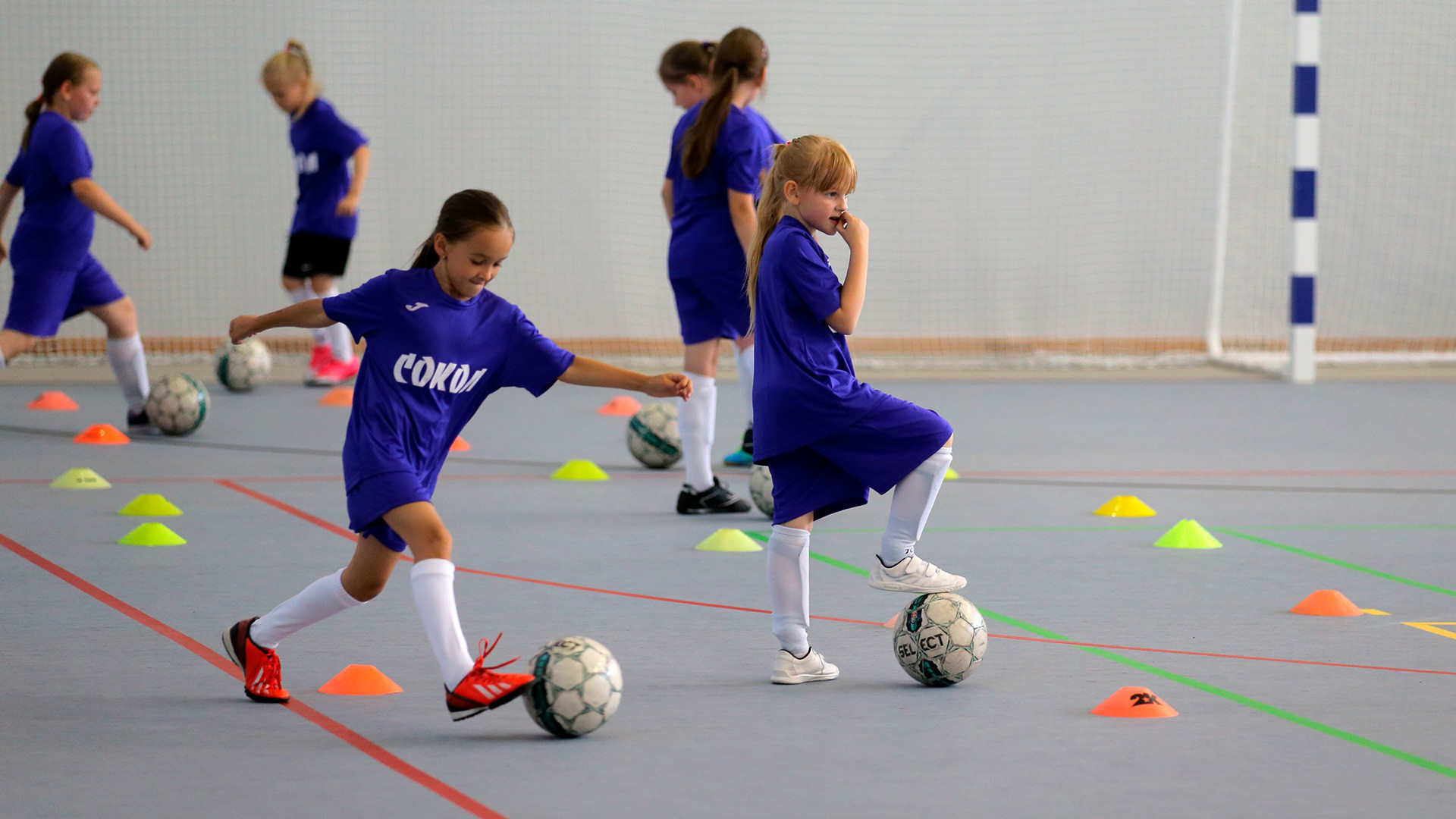 Gadis-gadis saat sesi latihan sepak bola.

