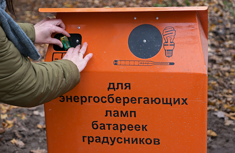 Die Einwohner von Mytischi (Moskauer Gebiet) werfen ihre leeren Batterien in spezielle Container für Sparlampen, Batterien und Thermometer.