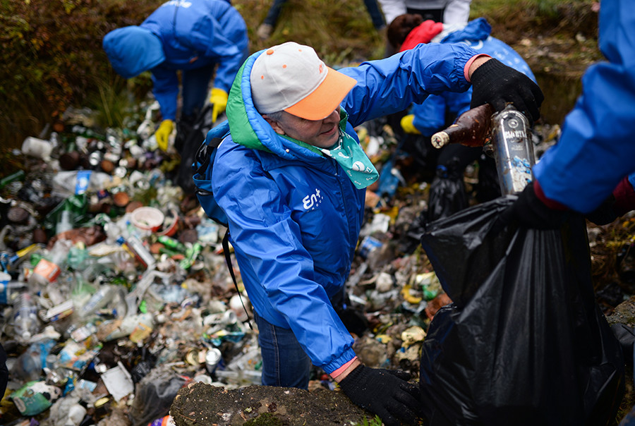 Freiwillige sammeln Müll am Ufer des Baikalsees im Herzen Sibiriens.
