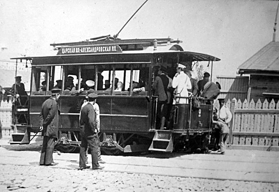 Struwe-Bahn: Die erste russische Straßenbahn rollte noch zu Zarenzeiten auf die Straße. Aber nicht etwa in Sankt Petersburg oder Moskau, nein. Am 1. Juni 1892 startete die erste elektrische Tram, konstruiert von Amand Struwe, durch Kiew. Bis dahin kursierten nur Pferde- und Dampfbahnen.