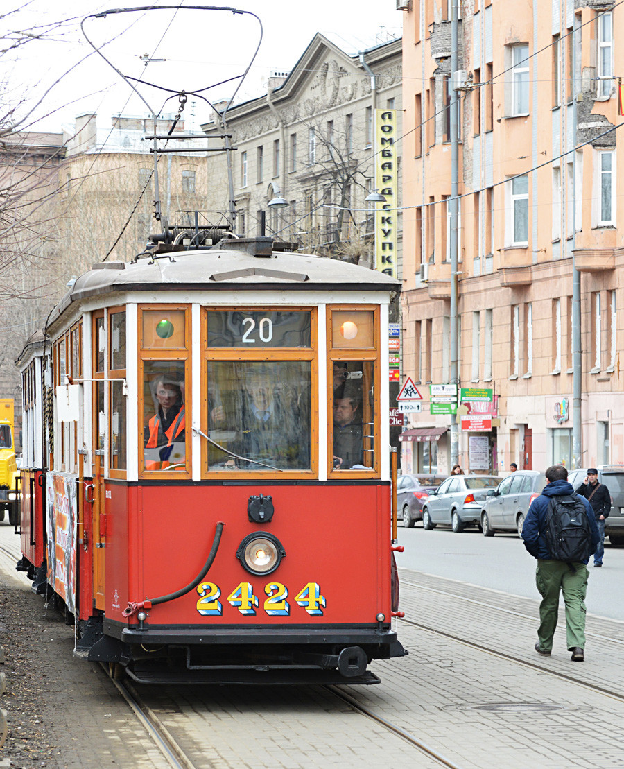 МS-1: Sie war ab 1927 die erste sowjetische Straßenbahn. Obwohl die MS-1 und ihre Nachfolger MS-1 und MS-3 mit dem Ausbruch des Zweiten Weltkrieges eingestellt wurden, spielten sie eine wichtige Rolle beim Transport von Menschen und Gütern während der Blockade Leningrads.