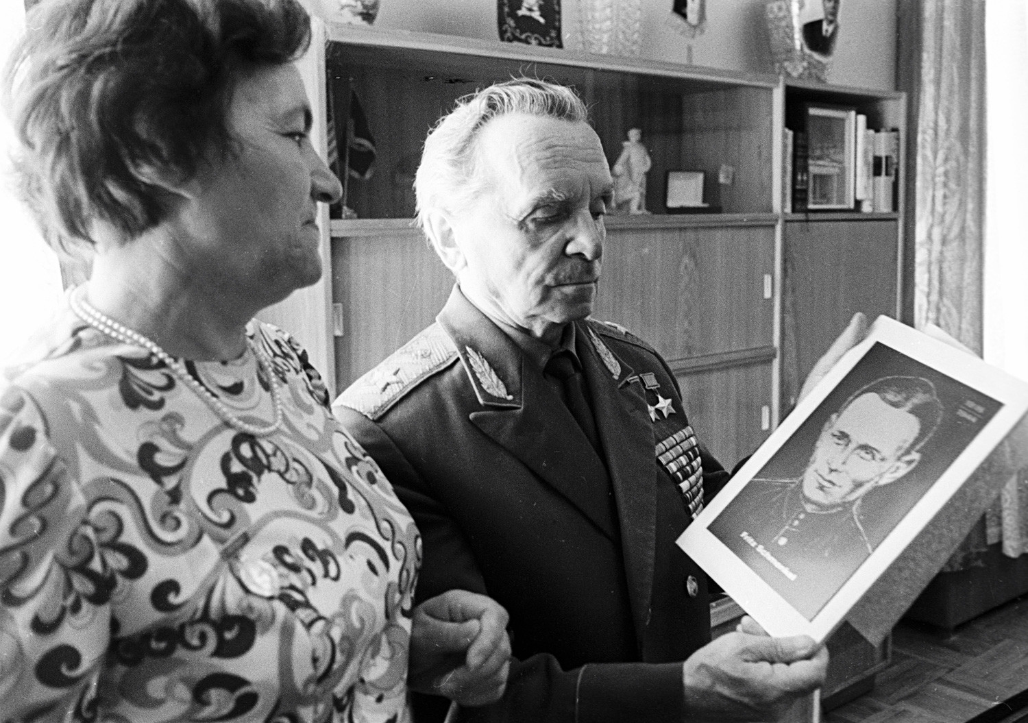 Erna Schmenkel giving General Pyotr Batov an engraving with the image of her husband.
