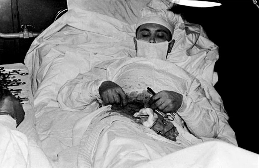 Докторот Леонид Рогозин за време на операцијата