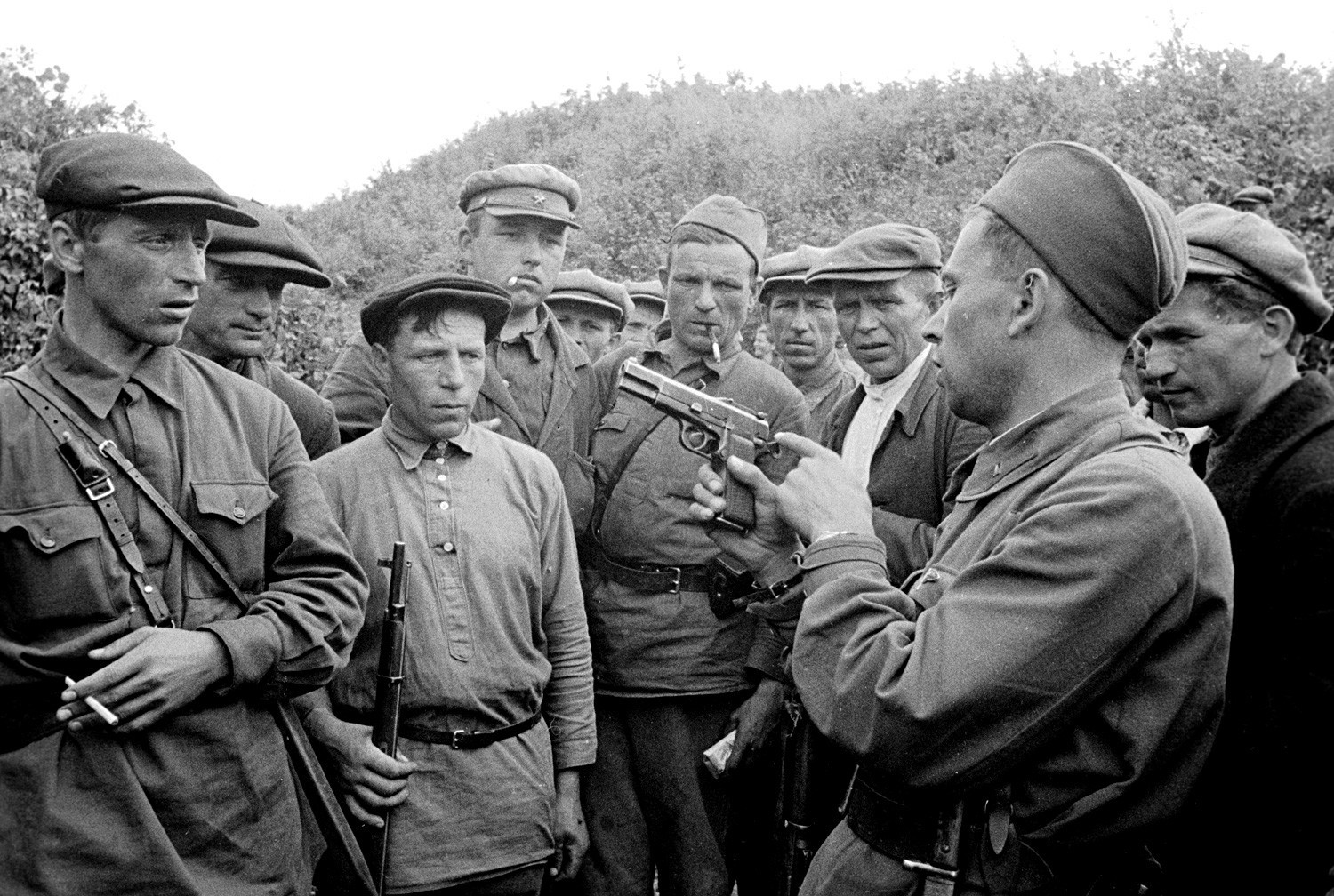 Partizanski zapovjednik uči svoje borce kako da koriste oružje. Smolenska oblast, Rusija.