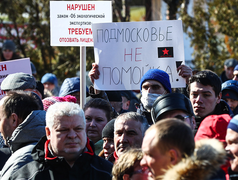 Moradores participam de protesto pelo fechamento de aterro de resíduos sólidos Iadrovo, em Volokolamsk, região de Moscou.