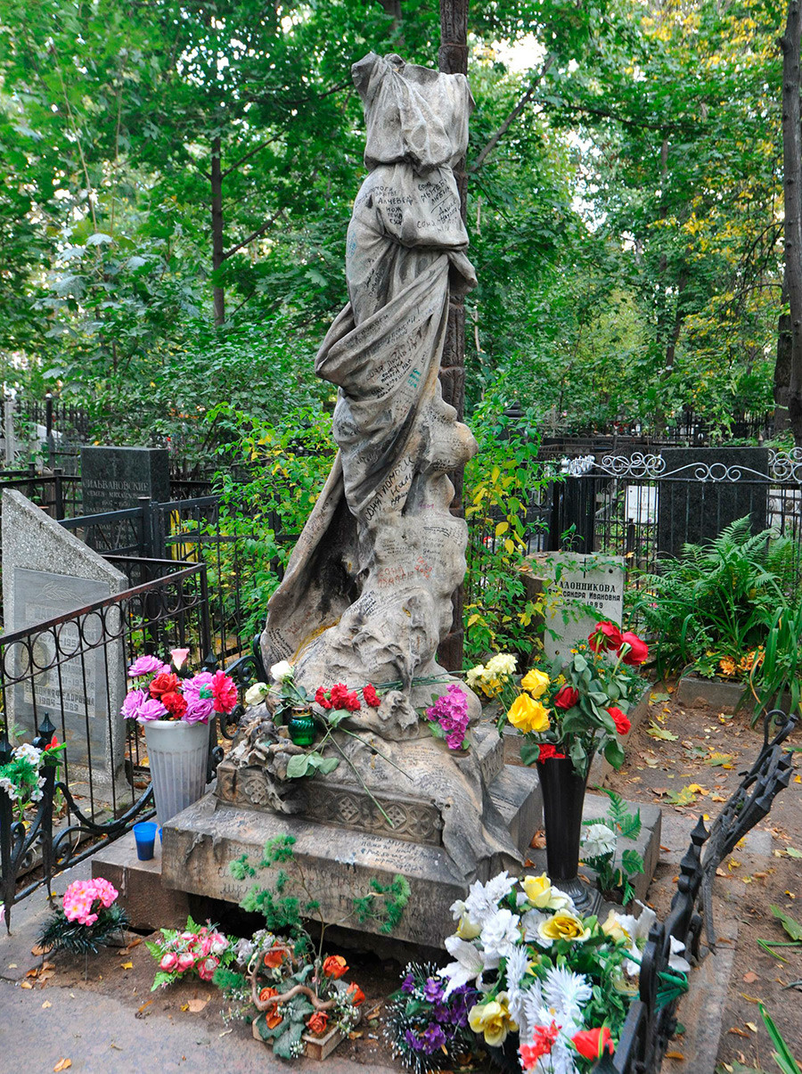 Гроб Софије Блувшејн на Вагањковском гробљу у Москви.