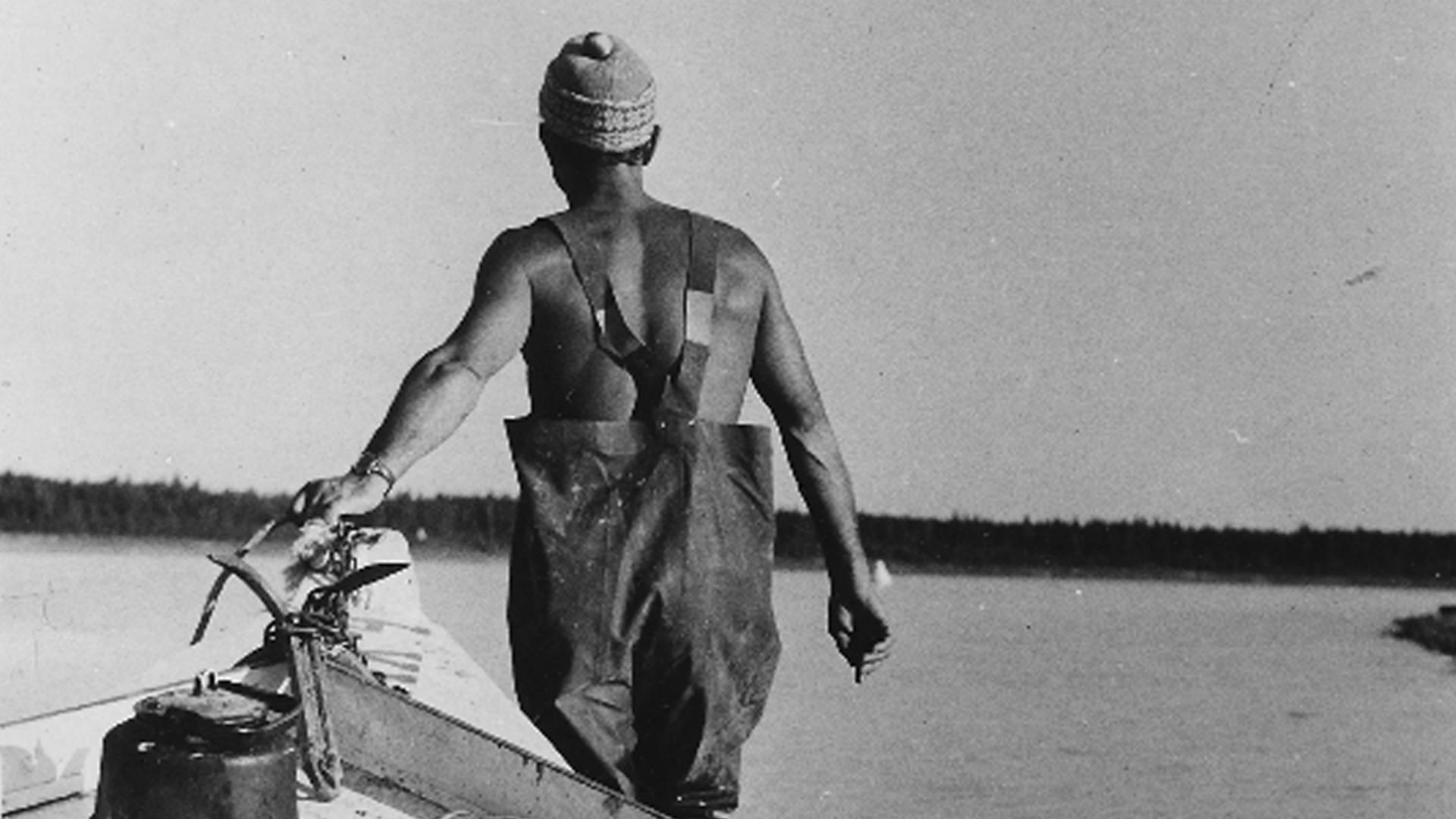 Evgueny Smurgis le solitaire, vu de dos en 1972 lors de la mise à l’eau d’un bateau