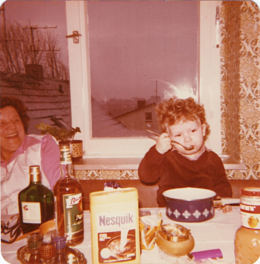 Marcel Krüger mit seiner Oma Cilly, 1980