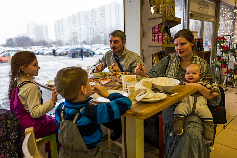 Moskovska družina v restavraciji.