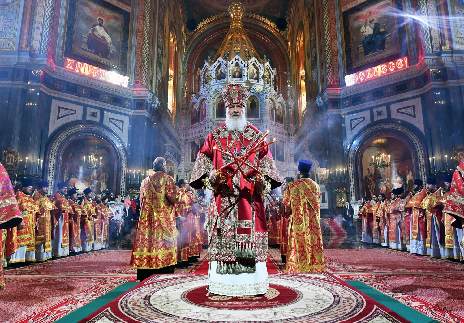 Patriarh Moskve in vse Rusije Kiril med velikonočnim bogoslužjem v Katedrali Kristusa Odrešenika v Moskvi.